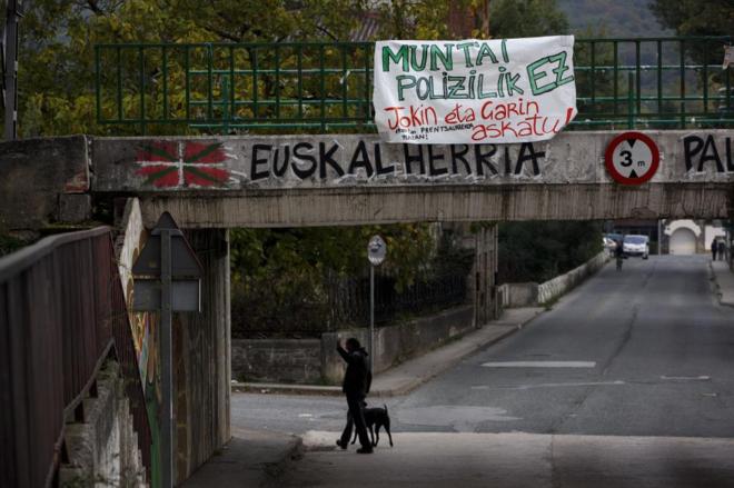 Pancarta en Alsasua (Navarra) pidiendo libertad para los detenidos por...