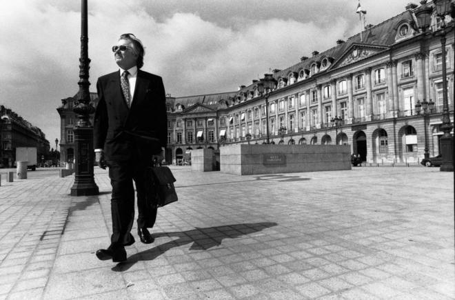 Francisco Paesa camina en 1994 por la Plaza de la Vendme, en Pars,...