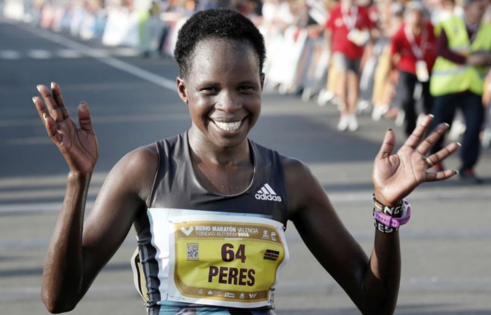 La atleta keniana Peres Jepchichir se impuso en el medio maratn de...