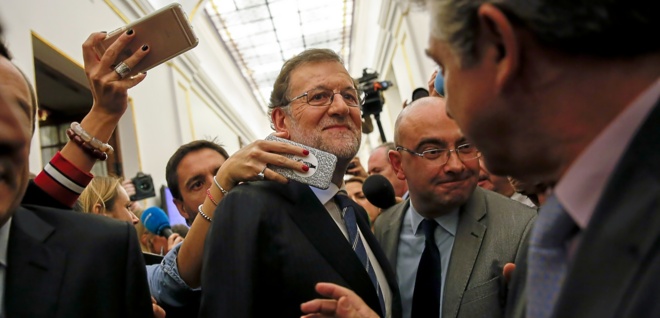 Rajoy, rodeado por periodistas este mircoles en el Congreso.