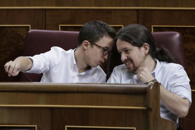 El portavoz de Podemos en el Congreso, igo Errejn (i), conversa...