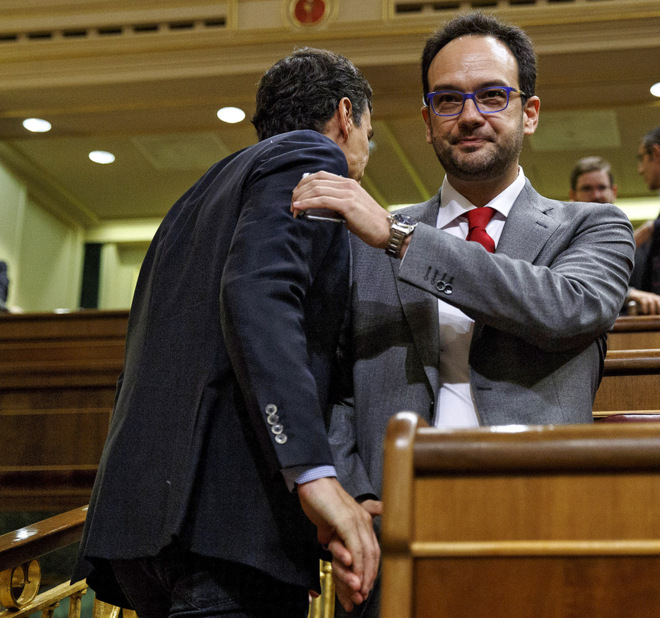 Pedro Snchez y Antonio Hernando se saluda framente en el Congreso...