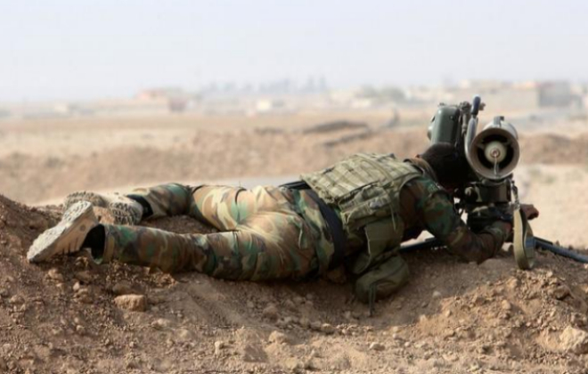 Un combatiente peshmerga durante la batalla de Mosul, en el pueblo...