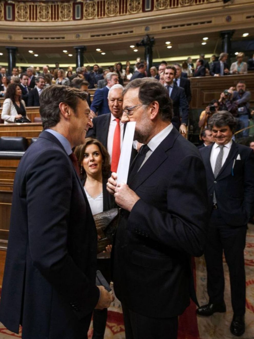 Mariano Rajoy habla con el portavoz del PP en el Congreso, Rafael...