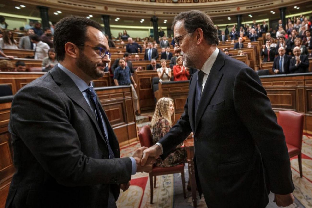 Antonio Hernando, portavoz del PSOE en el Congreso, felicita a Mariano...