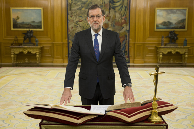 El presidente del Gobierno, Mariano Rajoy jura, ayer, su cargo.