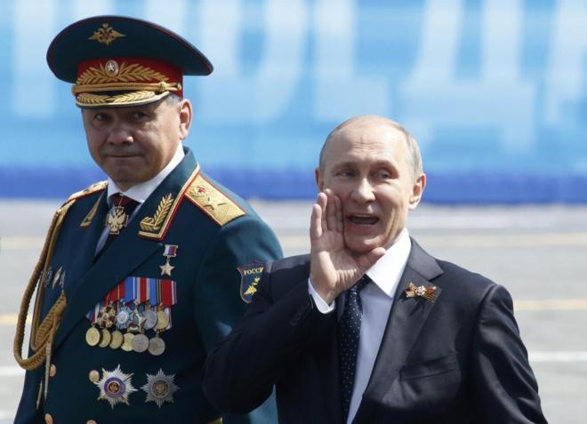 Vladimir Putin, con Serguei Shoigu en el desfile por los 70 aos de...