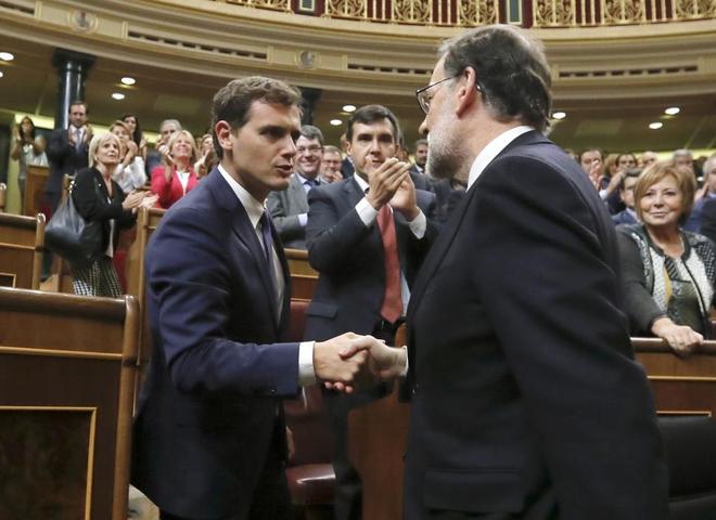 Albert Rivera y Mariano Rajoy se saludan tras la investidura del...