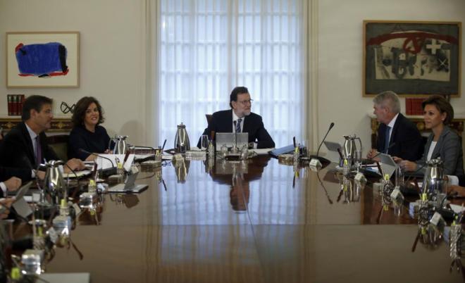 Mariano Rajoy, con Alfonso Dastis a su izquierda, en el primer Consejo...