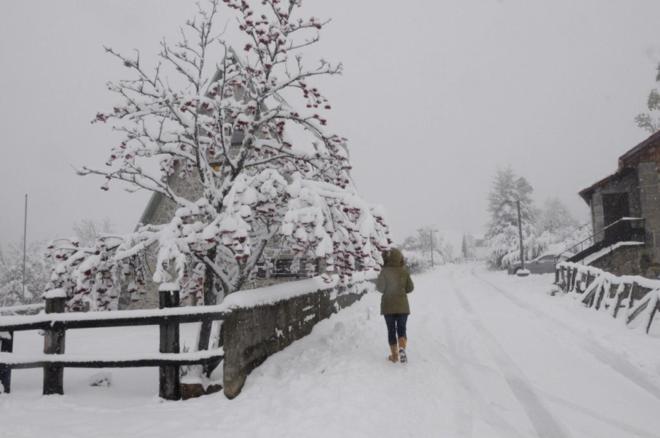 Una persona camina entre la nieve en el Puerto de San Isidro (Len),...