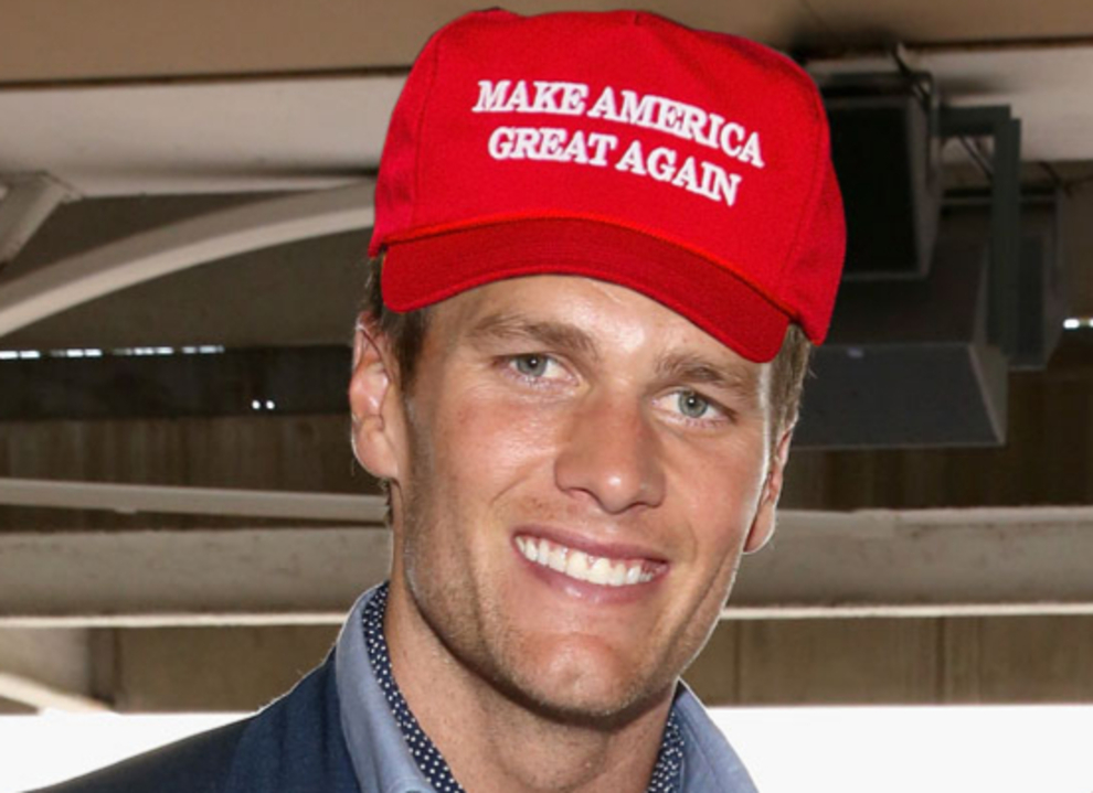 ordenar para justificar influenza El actual quarterback de los Patriots (NFL) Tom Brady, con la gorra que  lleva el lema de la campaña de Donald Trump, declaró:"Trump es mi amigo, y  yo apoyo a mis amigos". 
