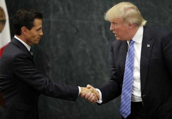 Donald Trump saluda al presidente de Mxico, Enrique Pea Nieto...