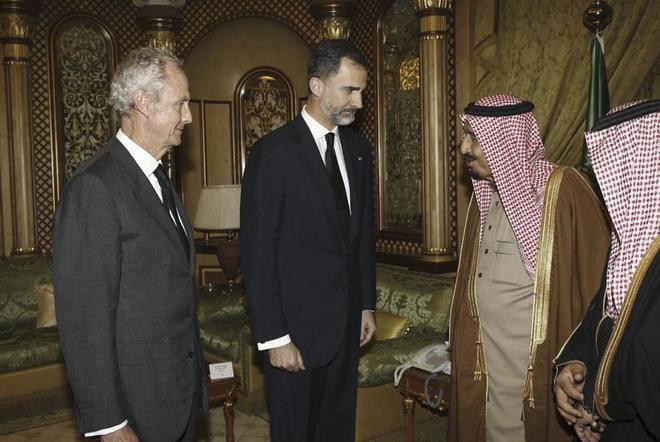 El Rey Felipe VI, acompañado del ministro de Defensa, Pedro Morenés...