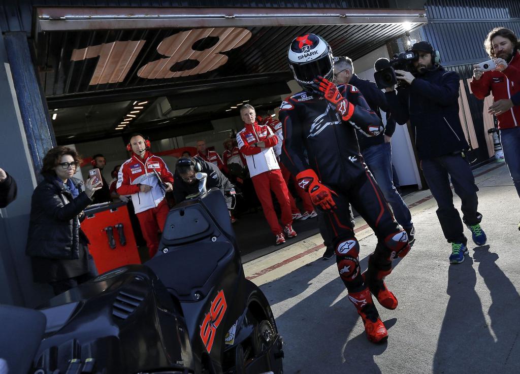 Jorge Lorenzo sale del box de Ducati en el Circuito Ricardo Tormo de...