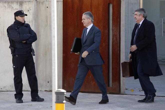 El ex presidente de Caja Madrid, Miguel Blesa, y su abogado (dcha.)...