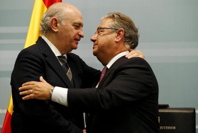 Juan Ignacio Zoido abraza a su antecesor, Jorge Fernndez Daz, en...