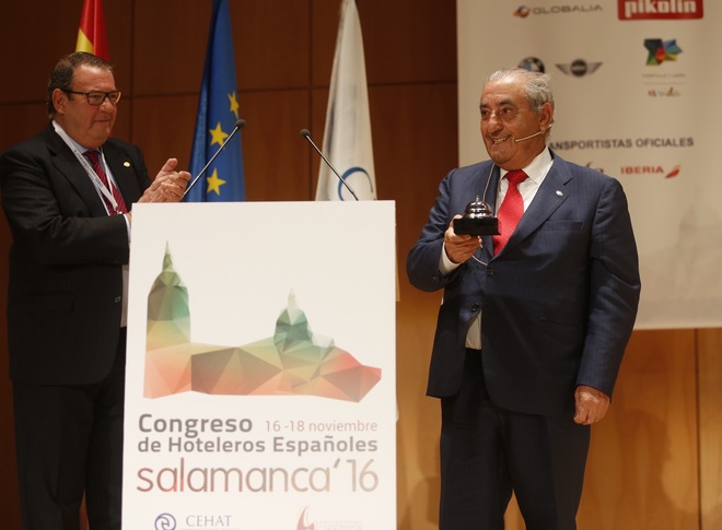El presidente de Globalia, Juan Jos Hidalgo, recoge el galardn al...