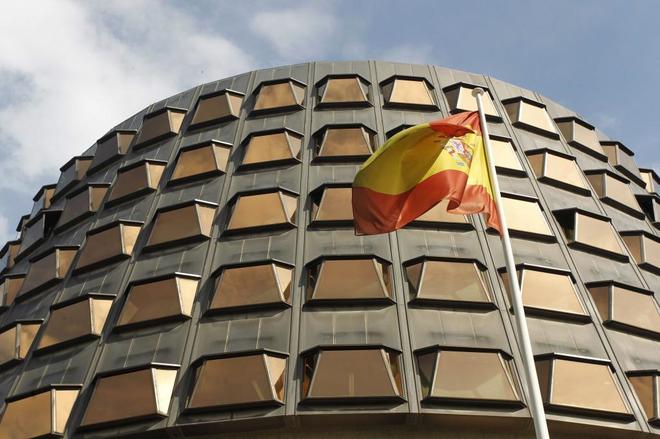 La bandera de Espaa ondea junto a la fachada del edificio sede del...