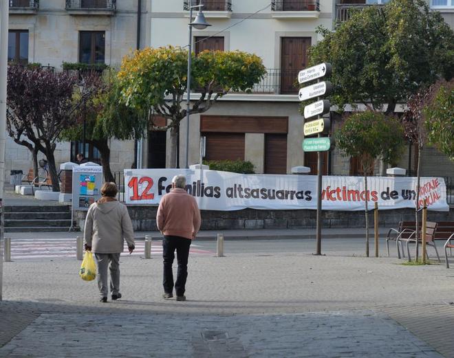 Una calle de Alsasua, con una pancarta que reclama libertad para los...