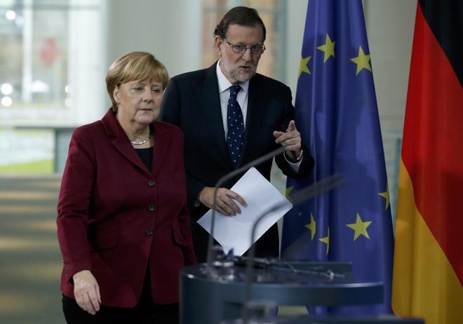 Mariano Rajoy, con Angela Merkel, el viernes, en la cumbre celebrada...