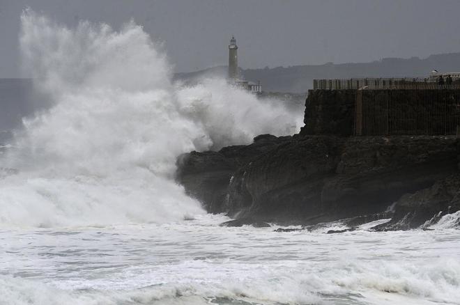 Una ola rompe en la pennsula de la Magdalena (Santander), en alerta...