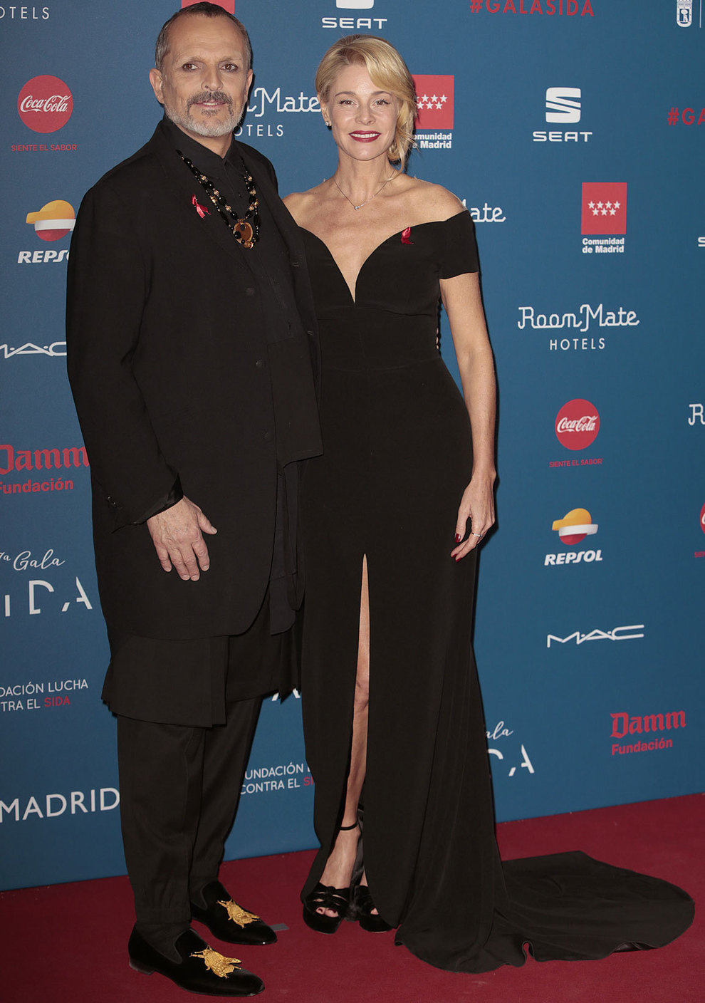 Miguel Bos y Beln Rueda, con vestido negro y escote de corazn.