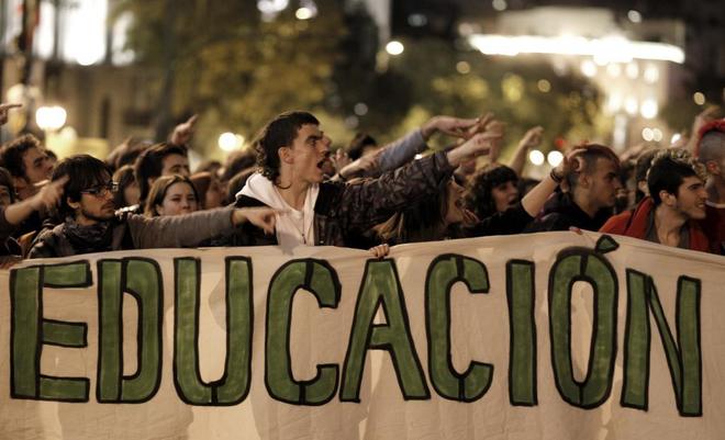 Estudiantes universitarios en un manifestacin contra los recortes en...