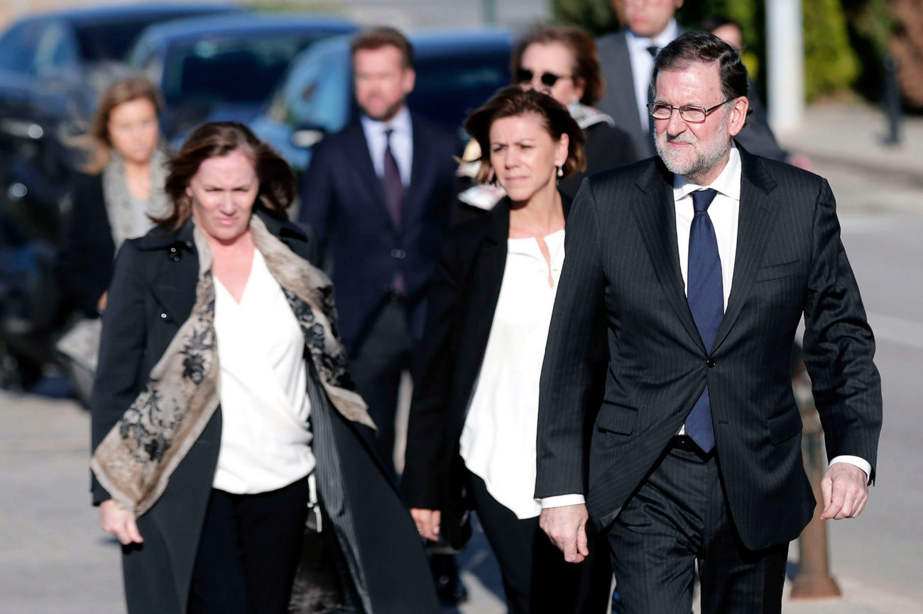 El presidente del Gobierno, Mariano Rajoy, acompaado por la ministra...
