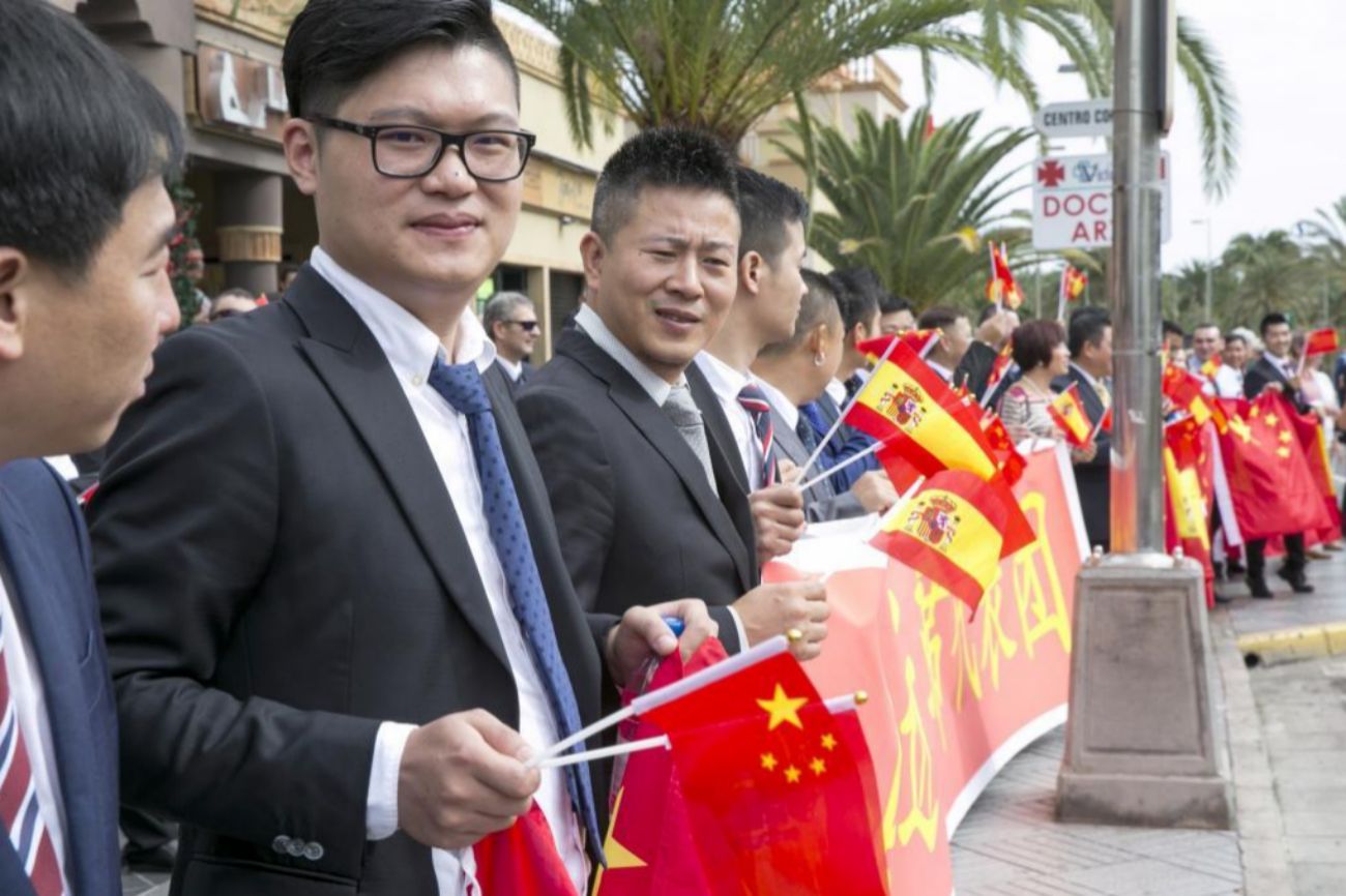 Varias personas con banderines de Espaa y China han acudido a los...