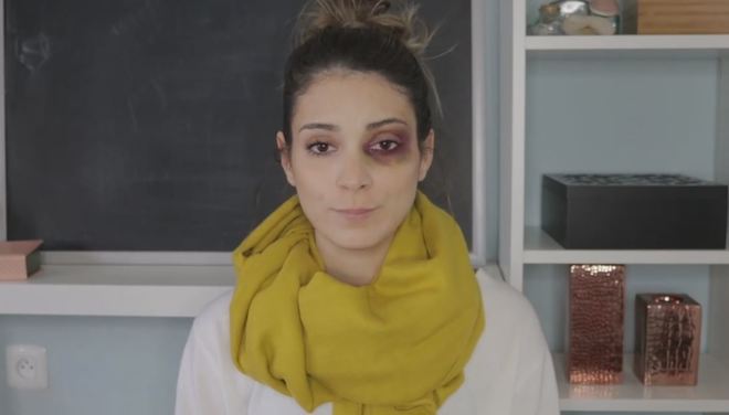 Disimular un ojo morado con maquillaje tras una agresión machista? Las  redes responden al vídeo marroquí | F5 sección | EL MUNDO