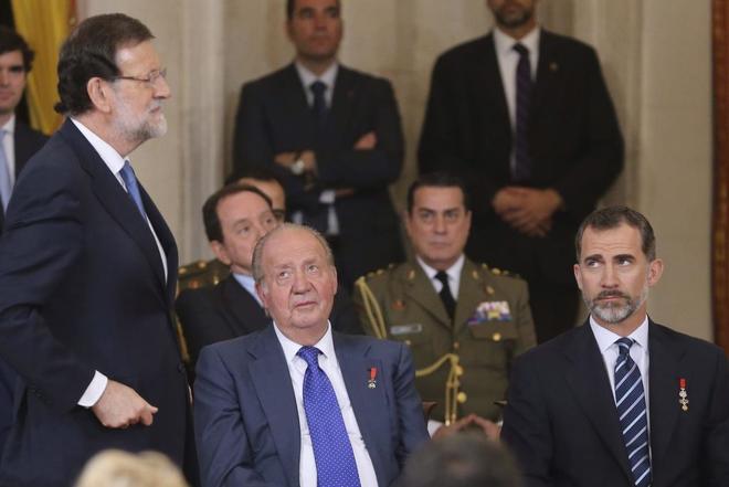 El presidente del Gobierno, Mariano Rajoy, en presencia del Rey Felipe...