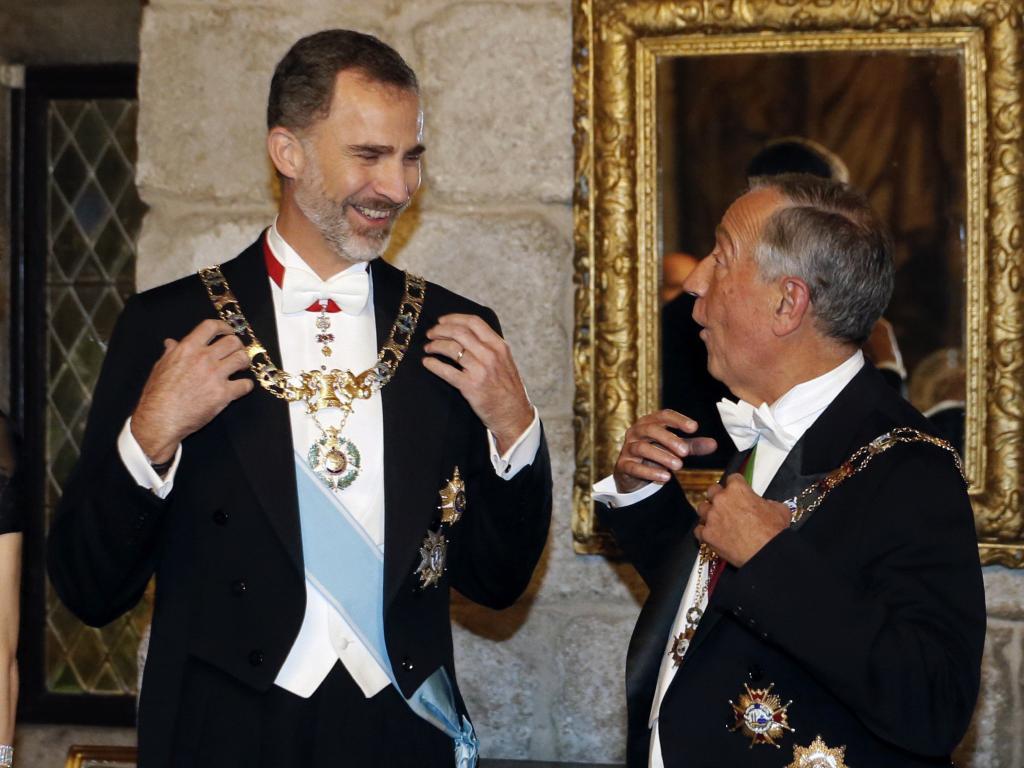 Felipe VI y Marcelo de Sousa bromean vestidos con los trajes oficiales...