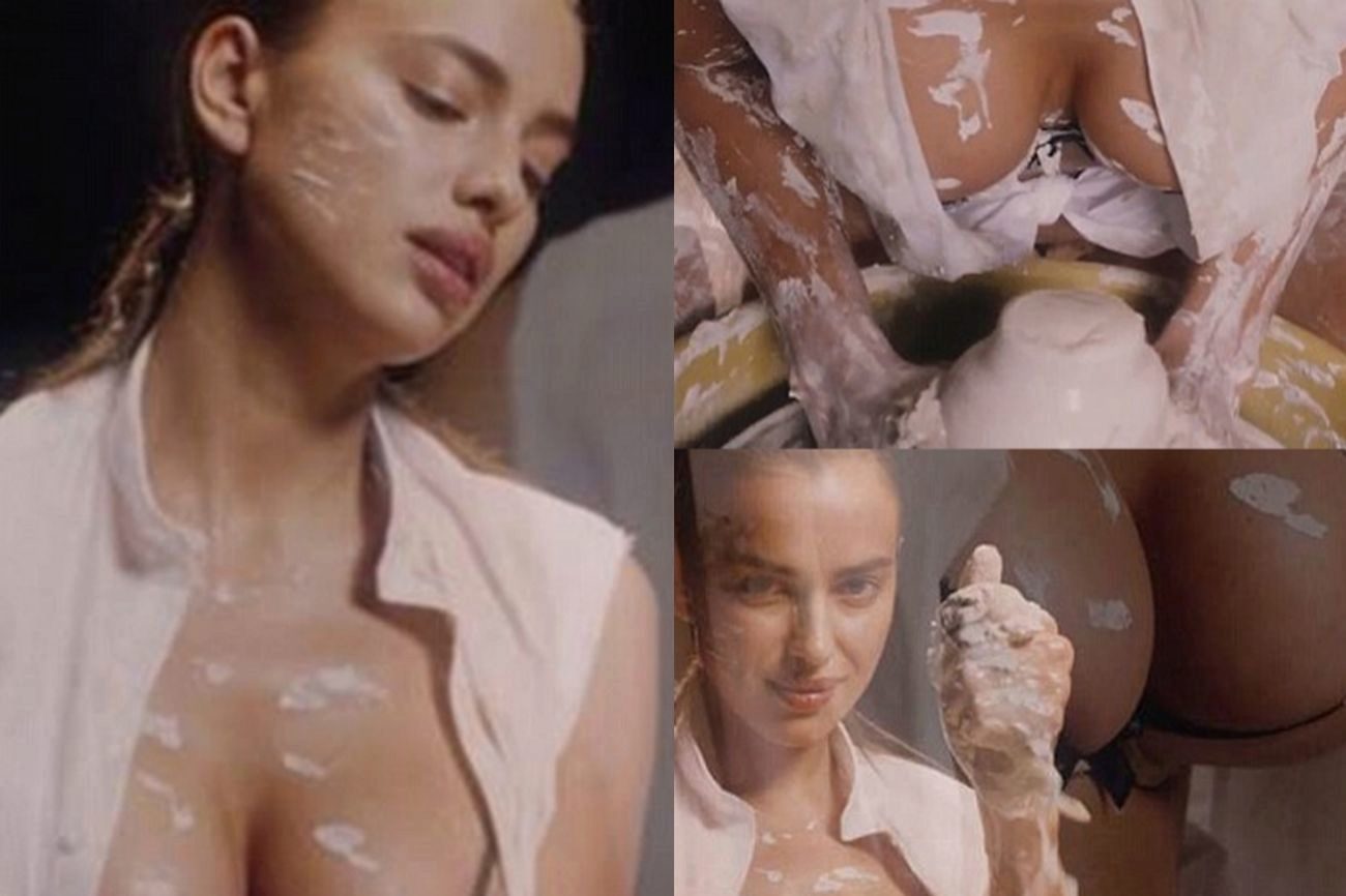 La modelo Irina Shayk se llena de barro en lencera para realizar un...