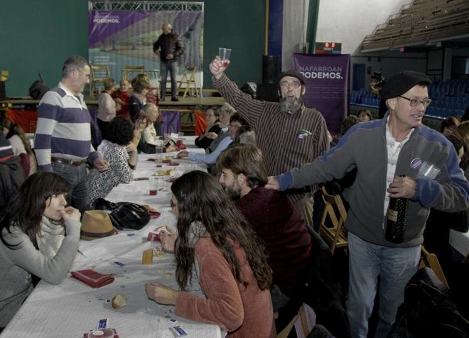 Militantes de Podemos celebran el Da de Navarra, hoy en Alsasua.
