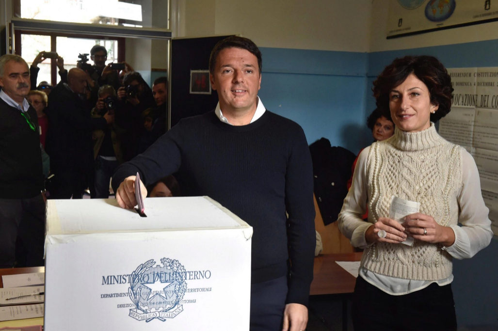 Matteo Renzi y su esposa votando en el referndum.