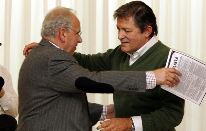 Alfonso Guerra se abraza con el presidente de la Gestora del PSOE,...