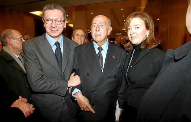 Utrera Molina, entre su yerno Alberto Ruiz-Gallardn y su hija, en un...