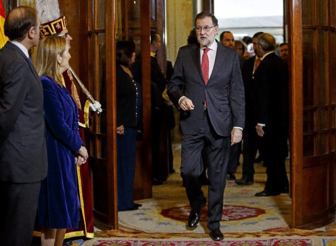 Rajoy, a su llegada ayer a la recepción del Congreso, recibido por...