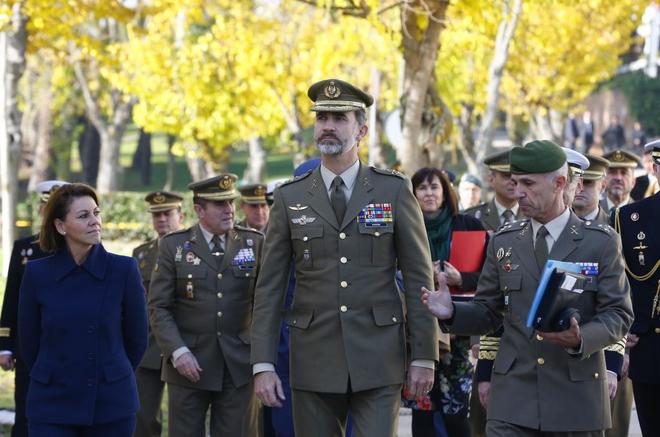 El Rey, junto a la ministra de Defensa, Mara Dolores de Cospedal,...