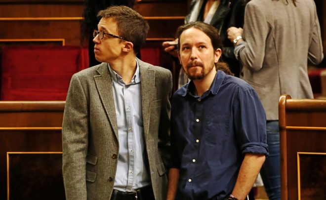 El secretario de Poltica de Podemos, igo Errejn, junto al...