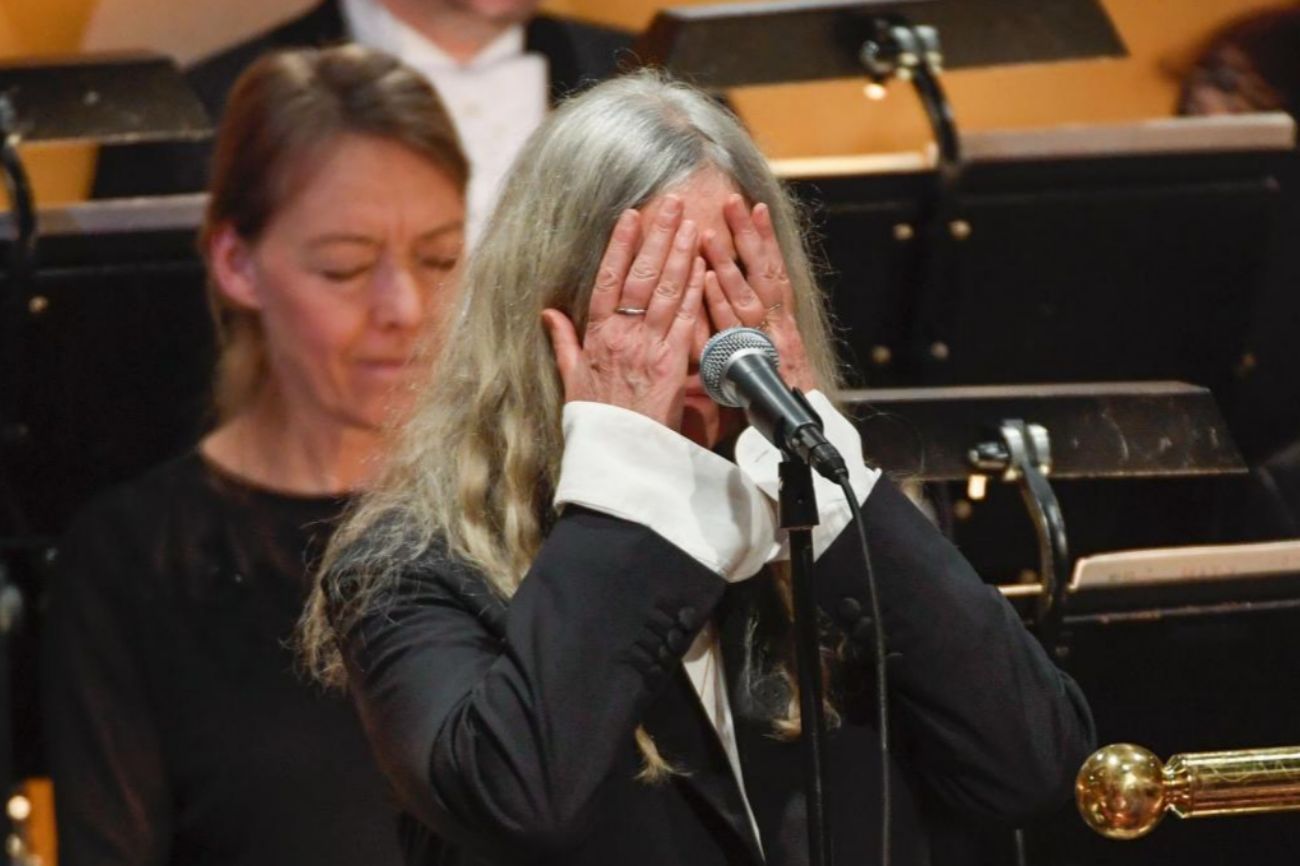 La cantante Patti Smith se lleva las manos a la cara despus de...