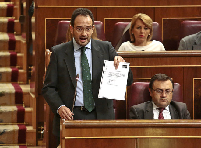 Antonio Hernando muestra en el Congreso la proposicin del PSOE de...