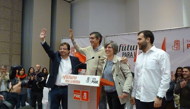 Dirigentes del PSOE de Cceres, con Fernndez Vara y Eduardo Madina.