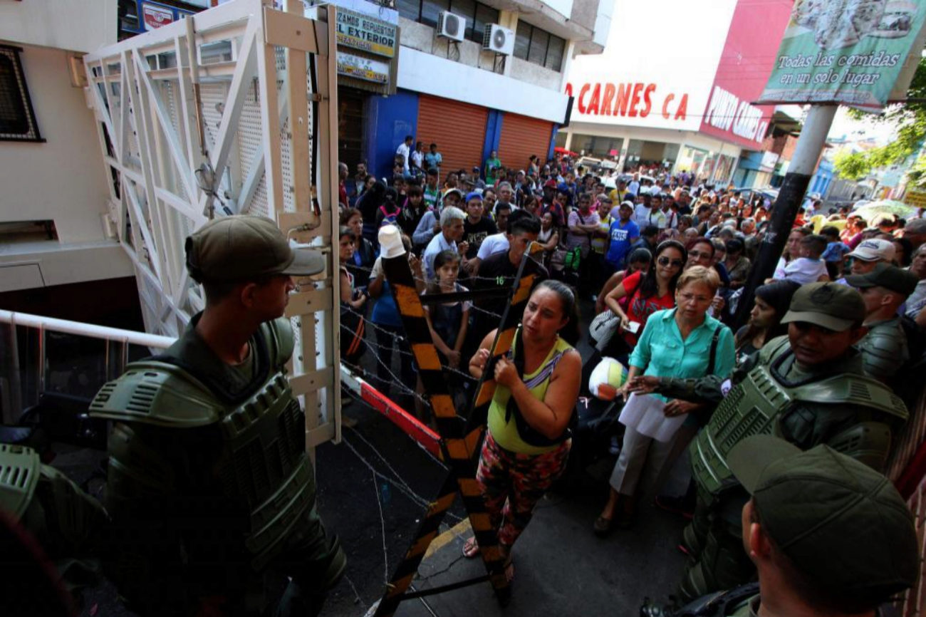 Miembros de la Guardia Bolivariana Nacional cortan el acceso al Puente...
