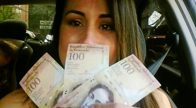 Una venezolana muestra sus tres ltimos billetes de cien bolvares
