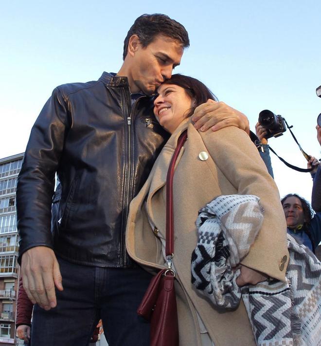 Pedro Snchez abraza a Adriana Lastra en un acto con simpatizantes el...