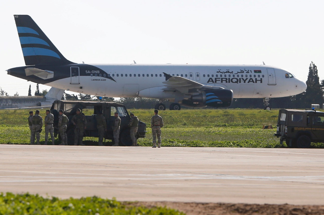 El avin, un Airbus A320 y operado por Afriqiyah Airways, se...