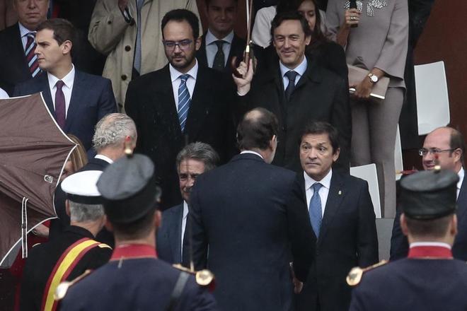 Mariano Rajoy (de espaldas) saluda a Javier Fernndez en el desfile...