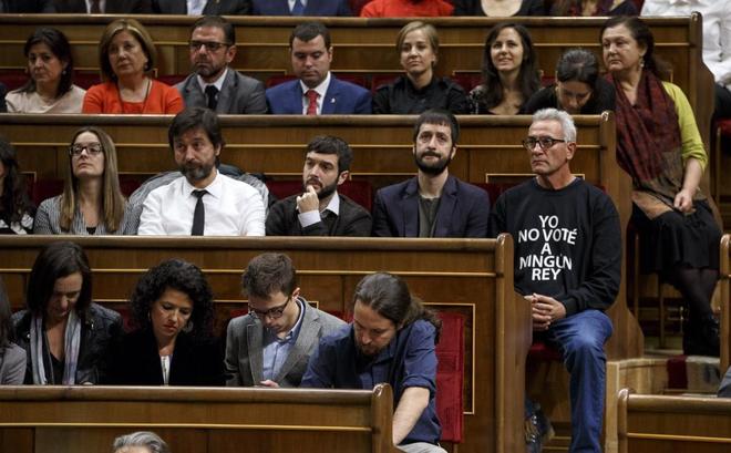 Los diputados de Podemos durante el discurso del Rey Felipe VI en la...
