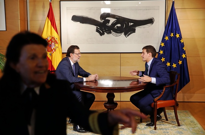 Mariano Rajoy y Albert Rivera conversan en una de las estancias del...